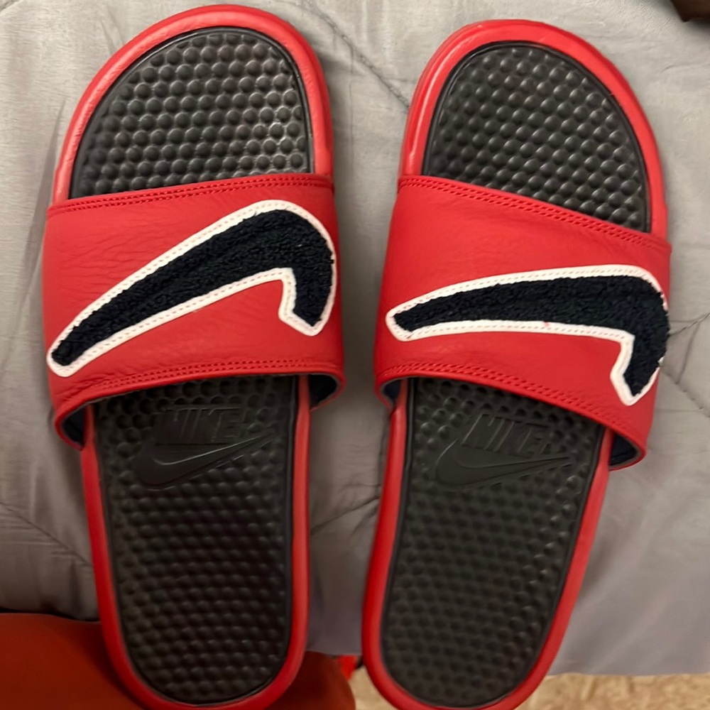 Nike Bengassi Slides. NWOT SIZE 8 Make an offer